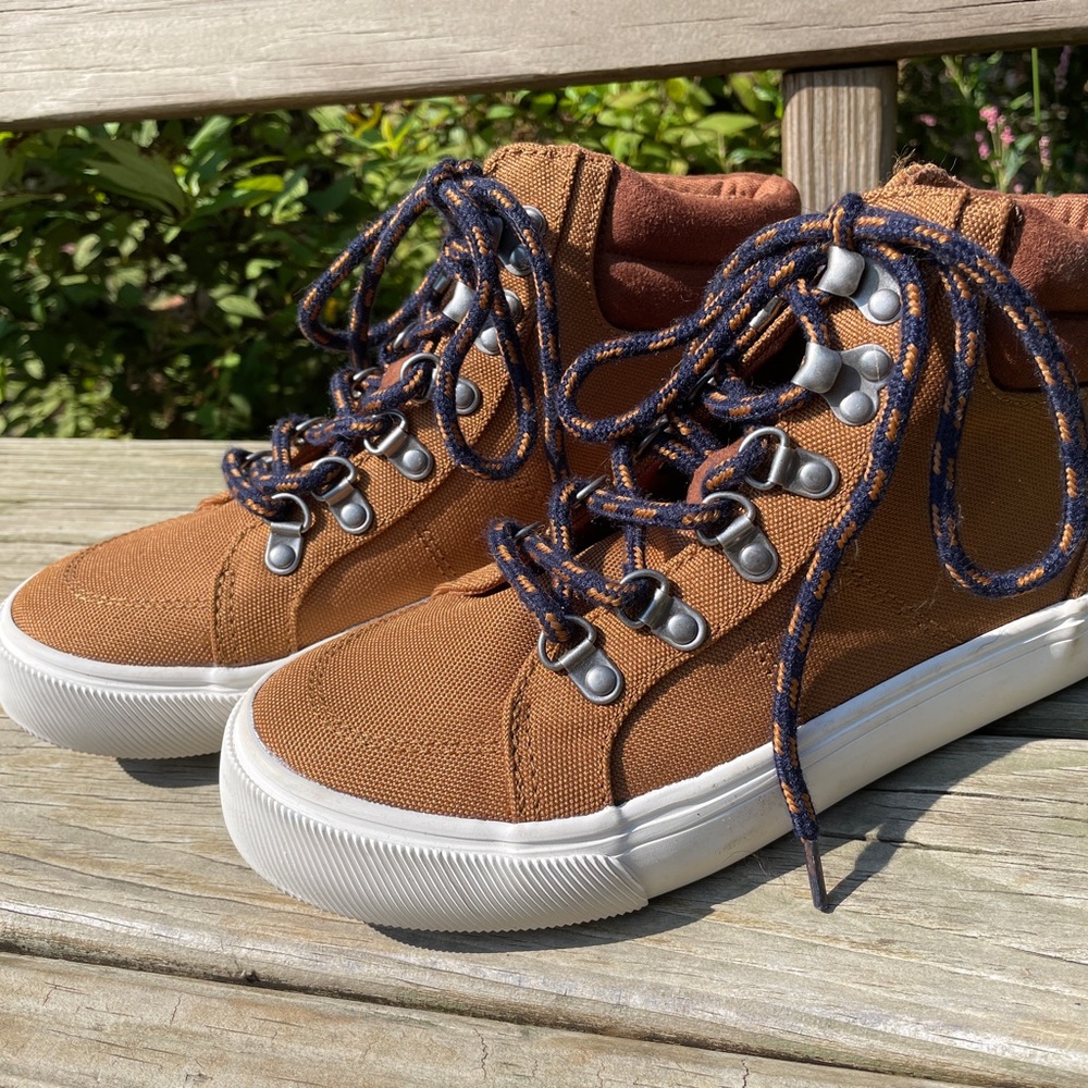 Boy’s Old Navy High Top Sneakers Size 2